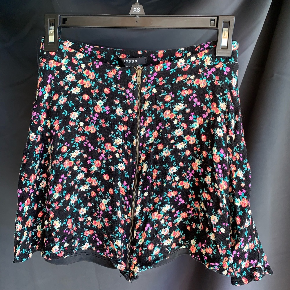 Short high-waist floral skirt